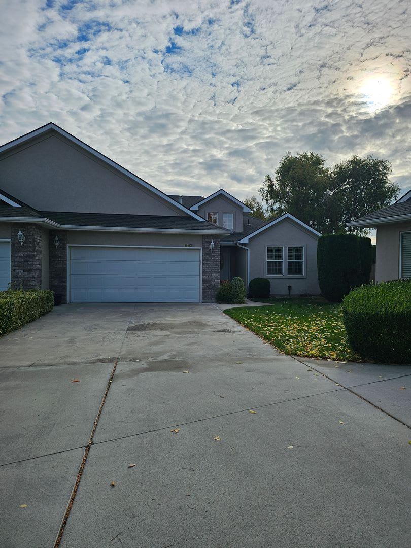Townhouse located near Canyon Rim Parkway and tons of shopping – photo 2
