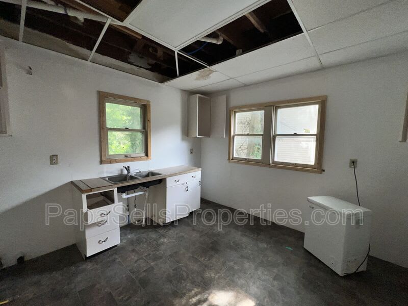 327 E Stuart Ave – photo 4