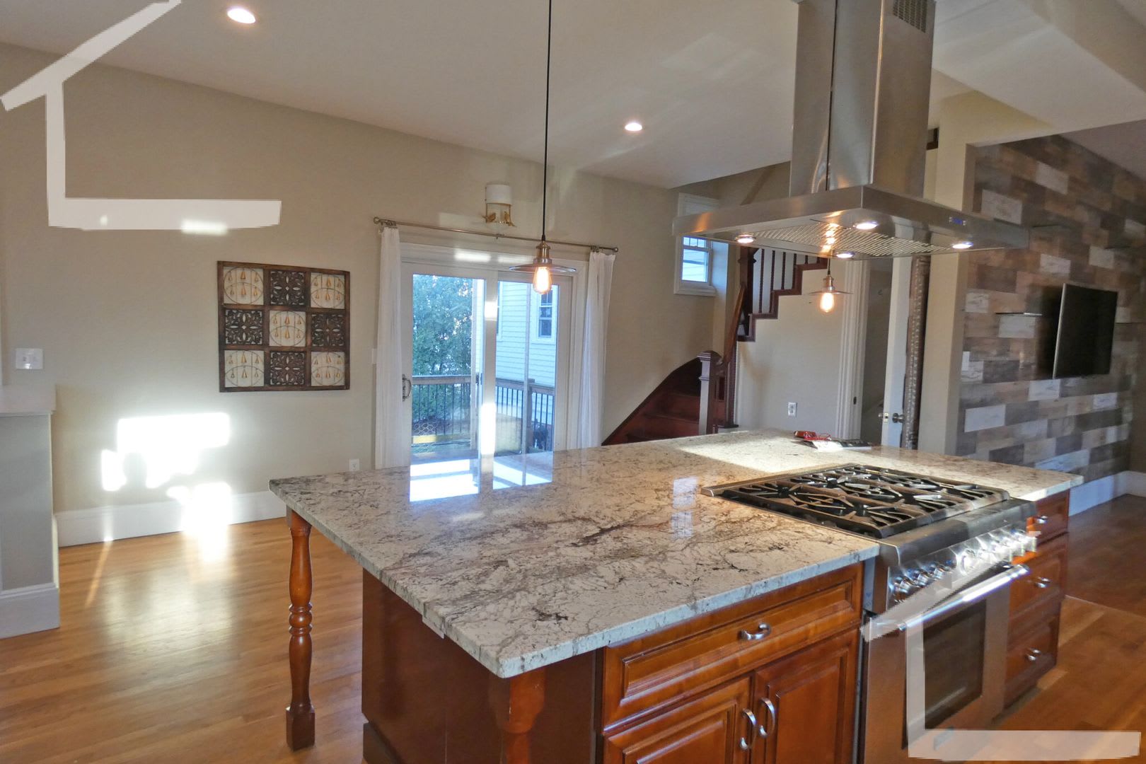 Lovely De Leaded 3 Bed 2 Bath Newton Apartment – photo 5