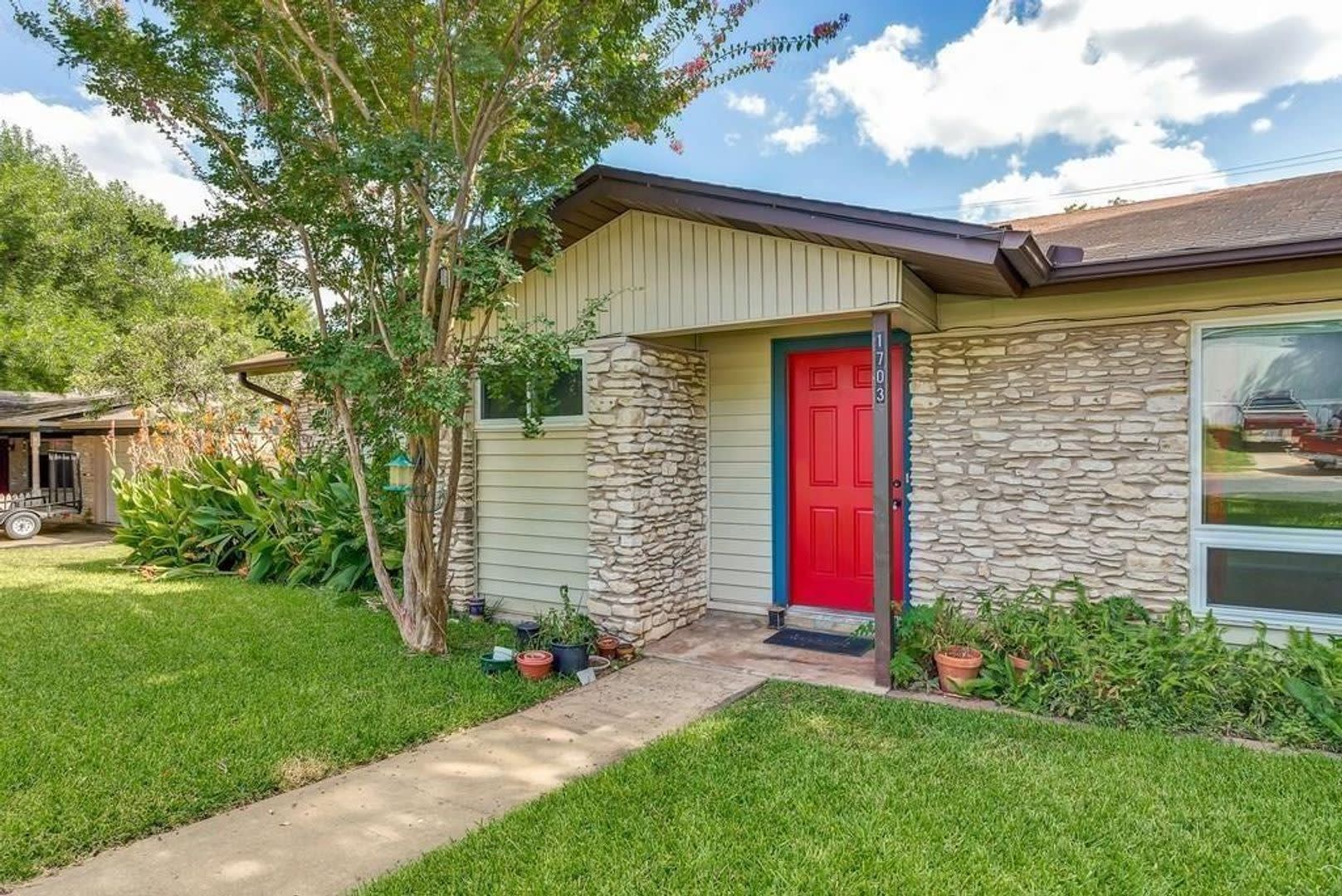 1703 Rockbridge Ter- spacious 3 bed ion a large lot, great central location. – photo 3