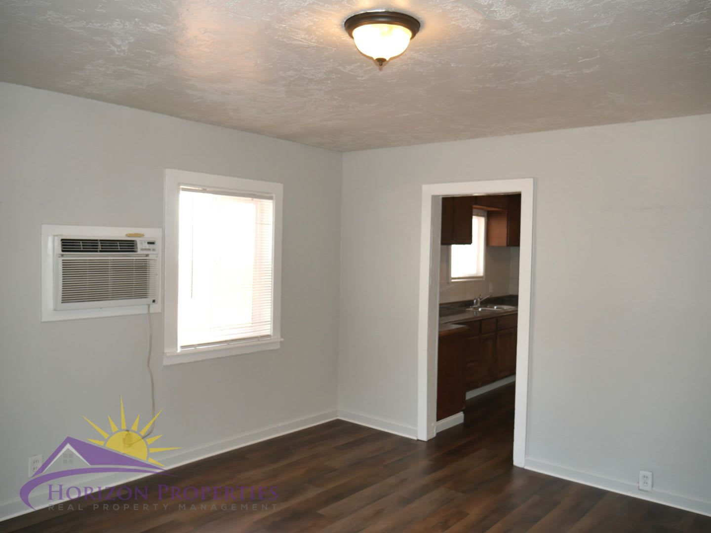 Cozy 2 Bed 1 Bath 728qft single family home in Oak Park – photo 5