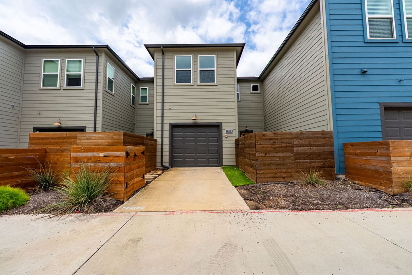 **Modern Comfort Meets Effortless Style in This Beautiful Southeast Austin Retreat** – photo 2