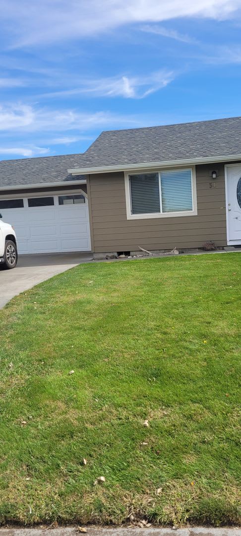 Cozy home on large lot w/fenced backyard – photo 2