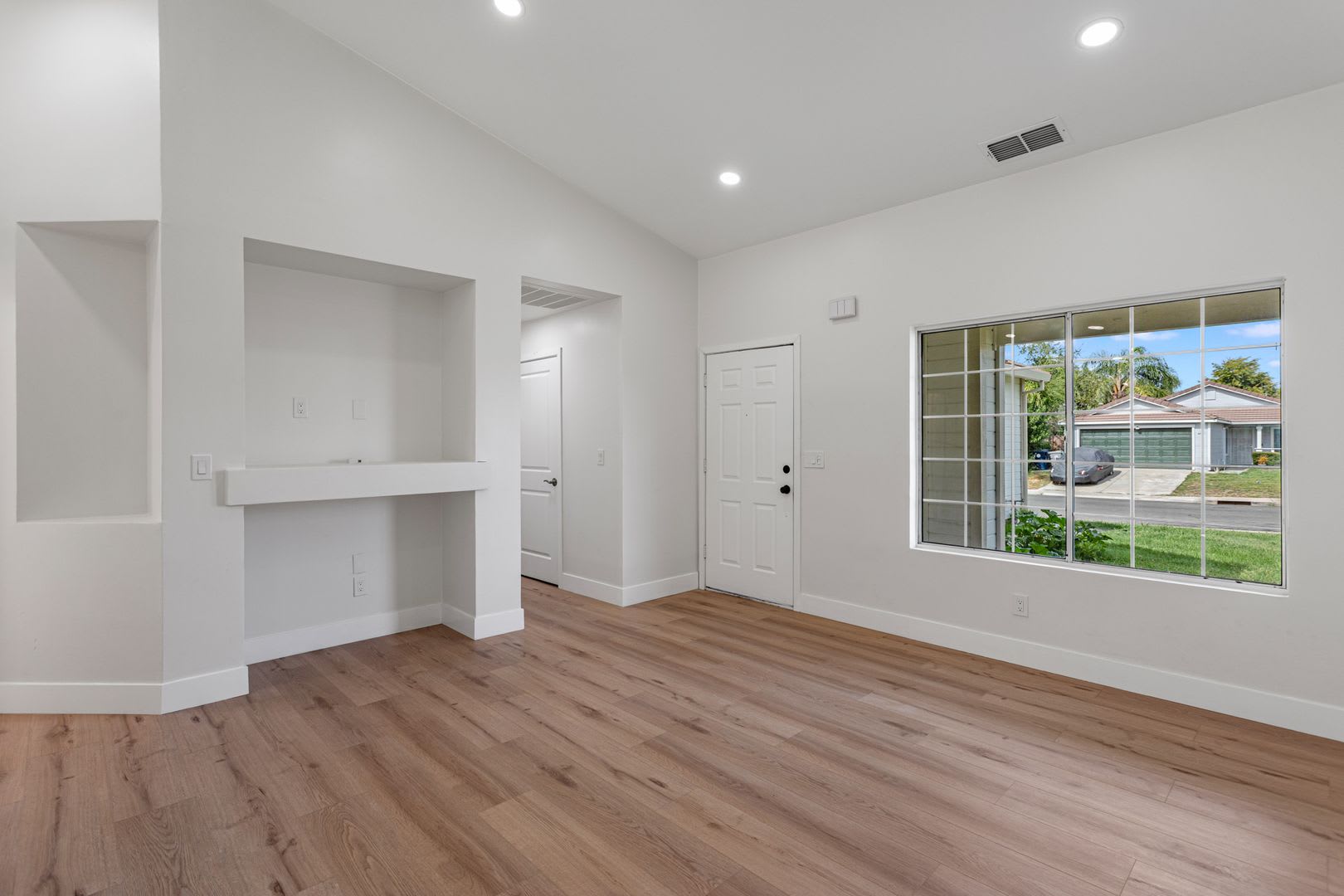Remodelled, Move in Ready, Single Story House – photo 4