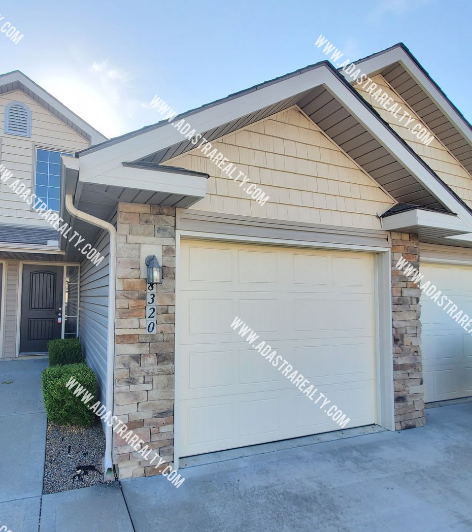 Gorgeous 3 Bedroom 2 Bath Townhome In North Kcmo Coming Soon – photo 2