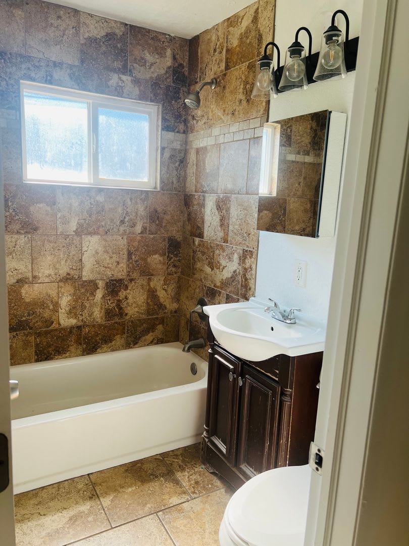 Newly Remodeled Home New Flooring And Paint Throughout – photo 2