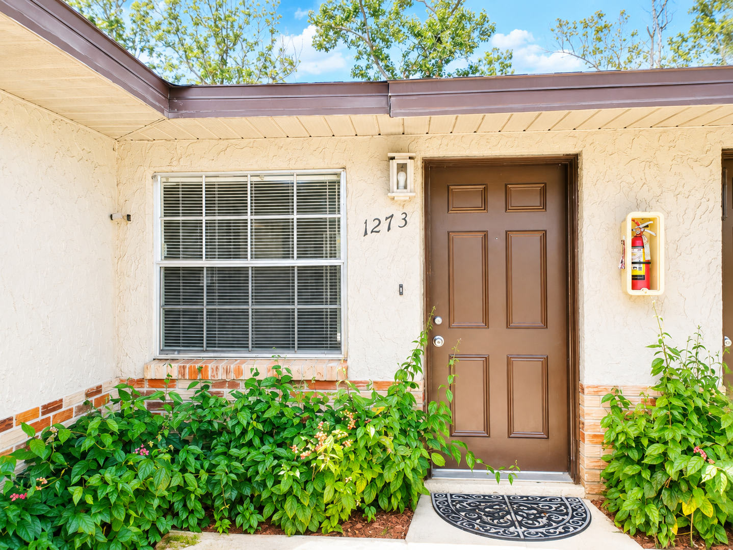 Charming 2 Bedroom / 1 Bathroom Apartment with Private Garage – photo 1