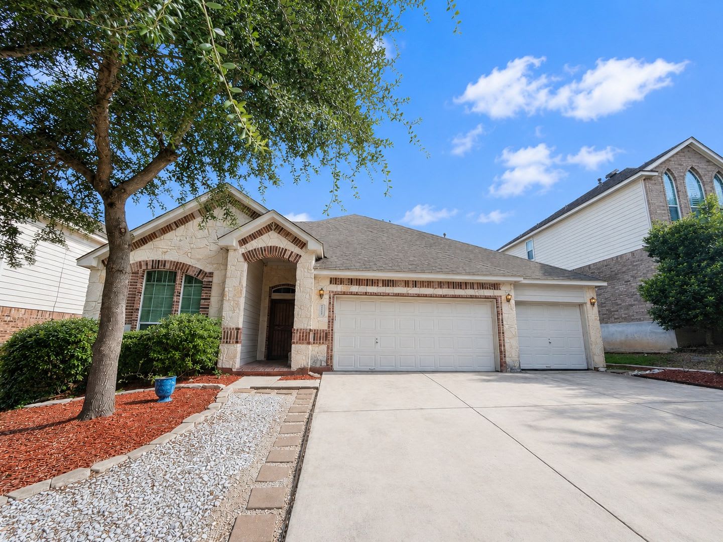 Spacious 4 Bedroom Home With Game Room 3 Car Garage – photo 1