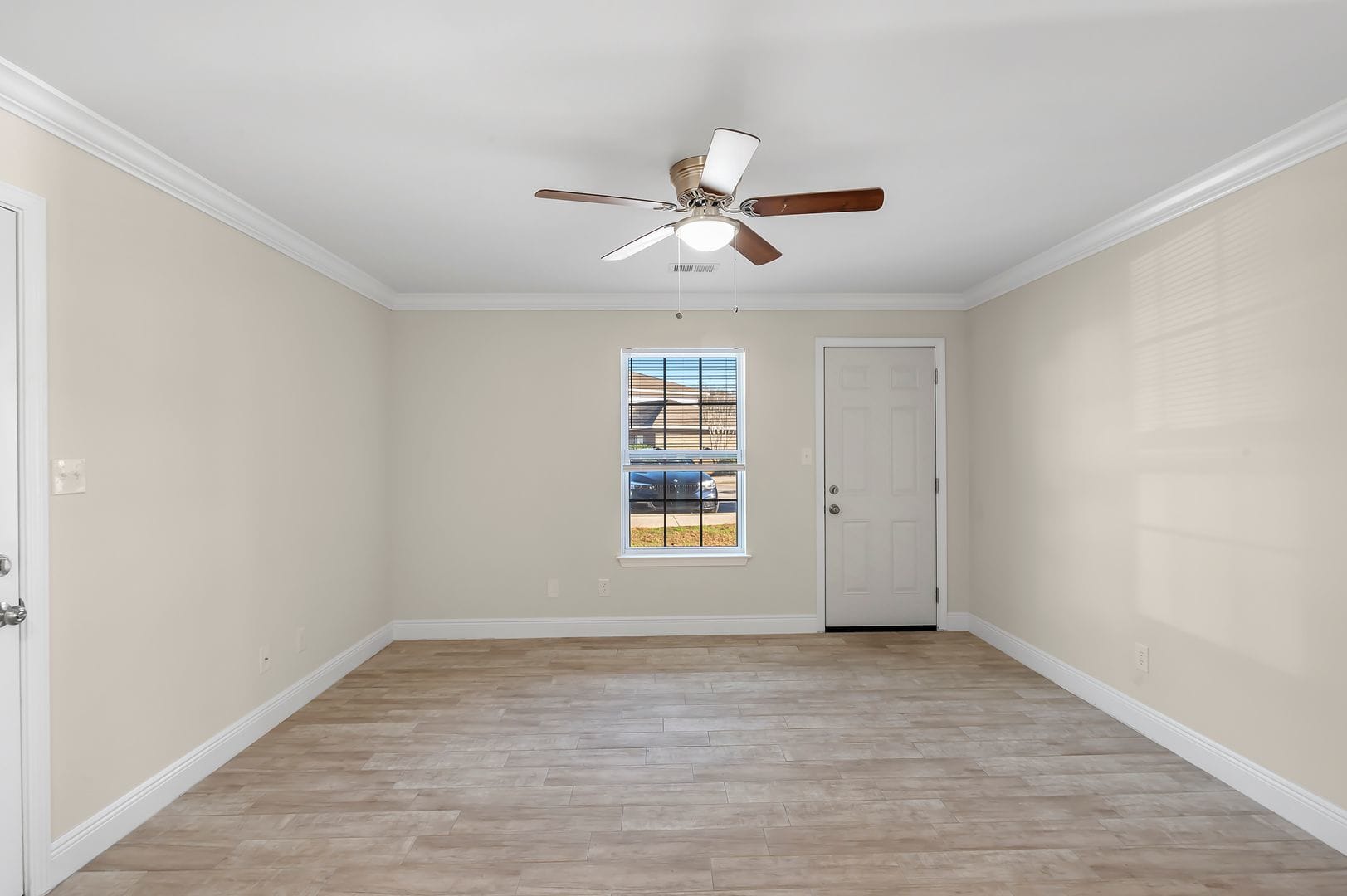 Discover Your Dream Apartment: Renovated 3-Bedroom, 2-Bath Apartment – photo 5
