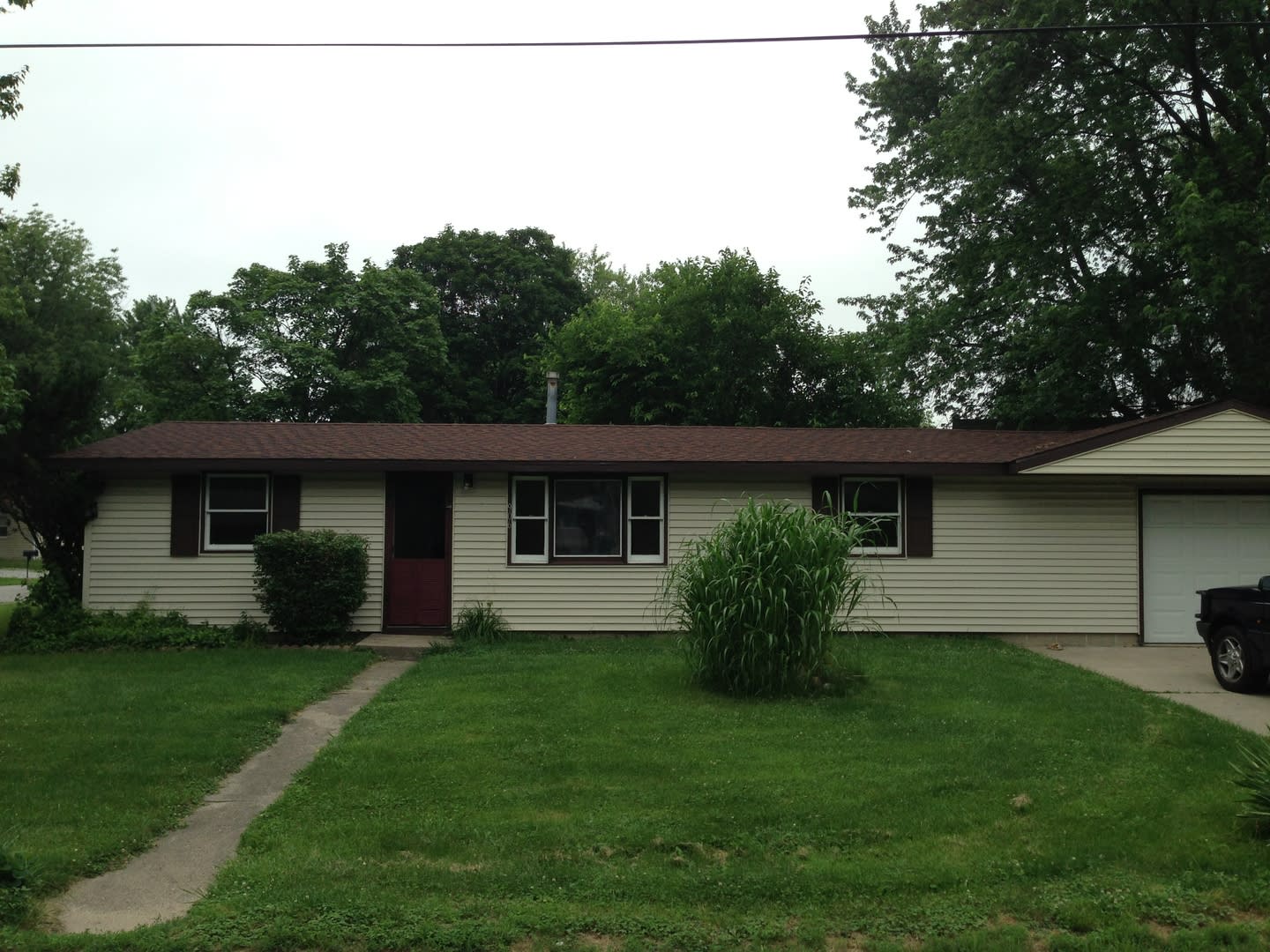 Large 3bd/1bth Single Family Home Near Caterpillar/Newtown Fitness – photo 3