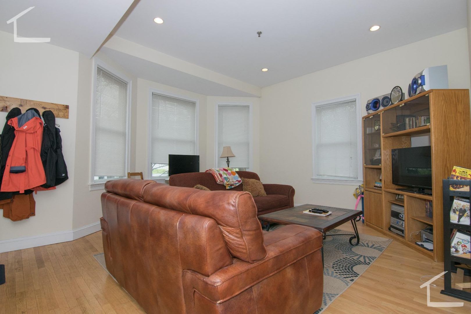 Charming 3 Bedroom-No Broker Fee – photo 2
