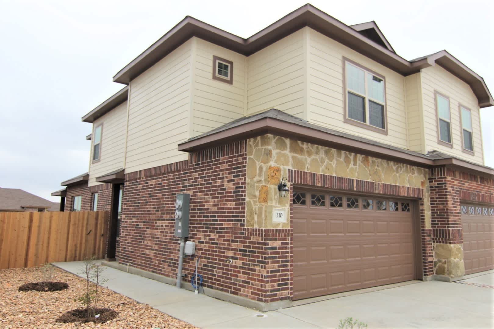 3 2 5 2 Duplex Close To Creekside Shopping Restaurants Entertainment Fenced In Backyard Cisd – photo 2