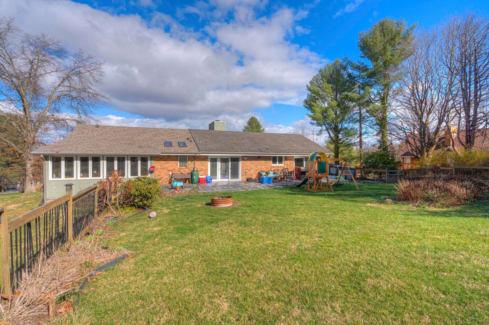 Open Floor Plan Home With Fenced Yard And Excellent Location – photo 3