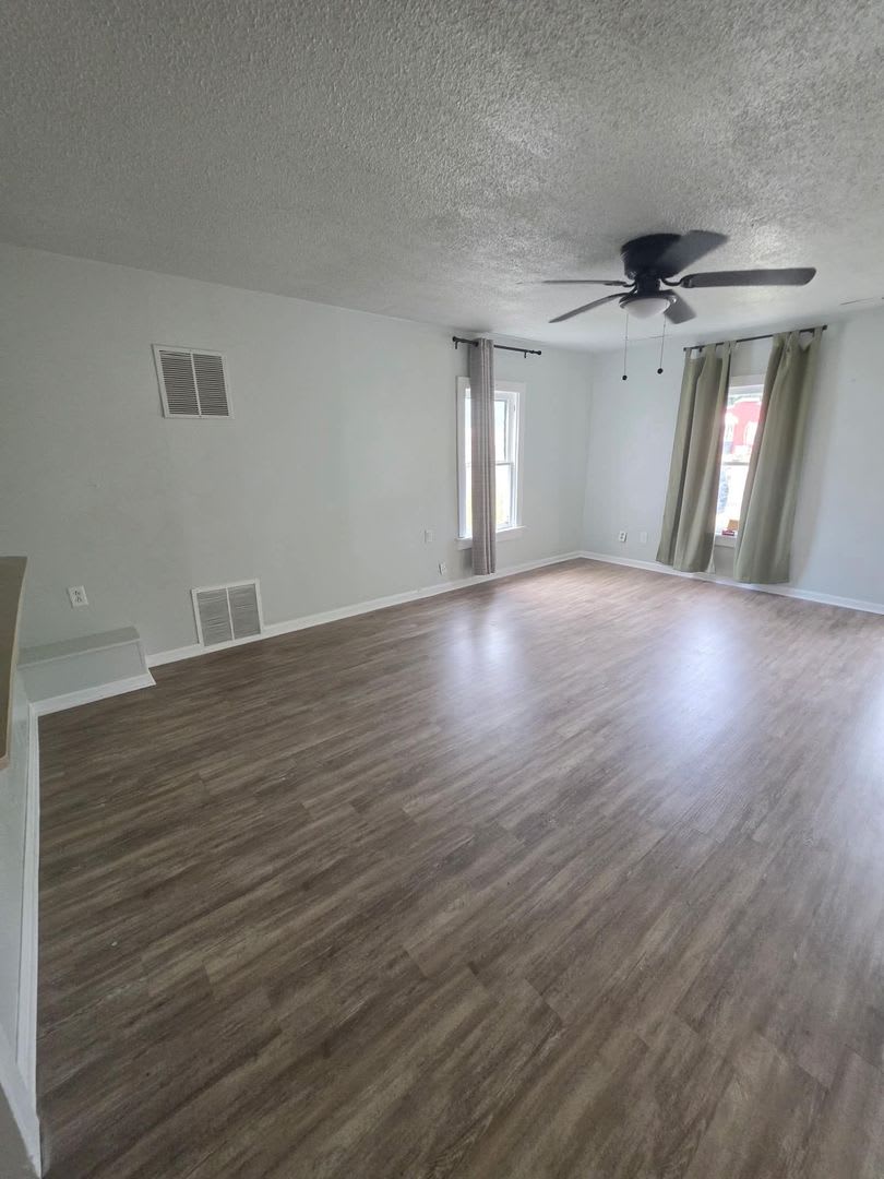 For Rent- Cute 3 bedroom / 1.5 bathrooms in Lamar Mo!!! – photo 2