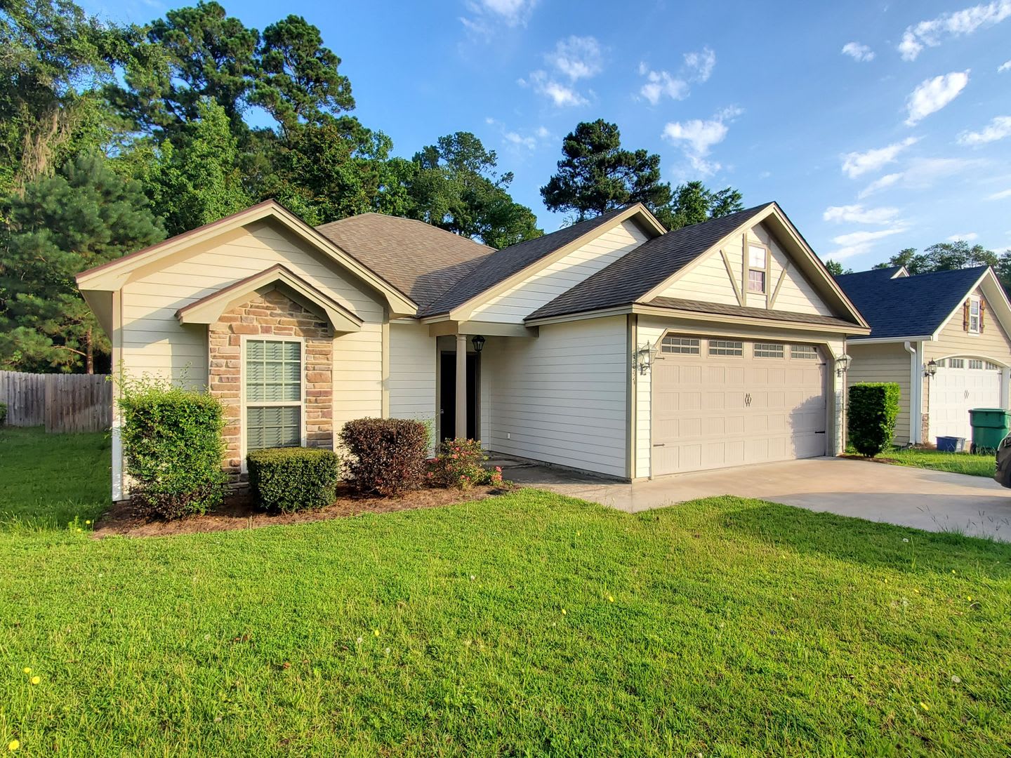 Modern Elegance in the Vineyards: 3-Bedroom Home with Granite Countertops, Wood Floors, and Privacy Fenc – photo 1