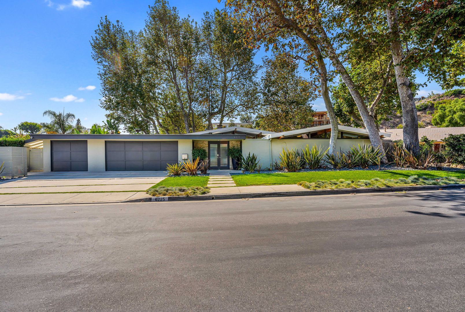 Malibu Mid Century Modern Meets Effortless Indoor Outdoor Living W Beach Club Access In Coveted Malibu West Community – photo 2