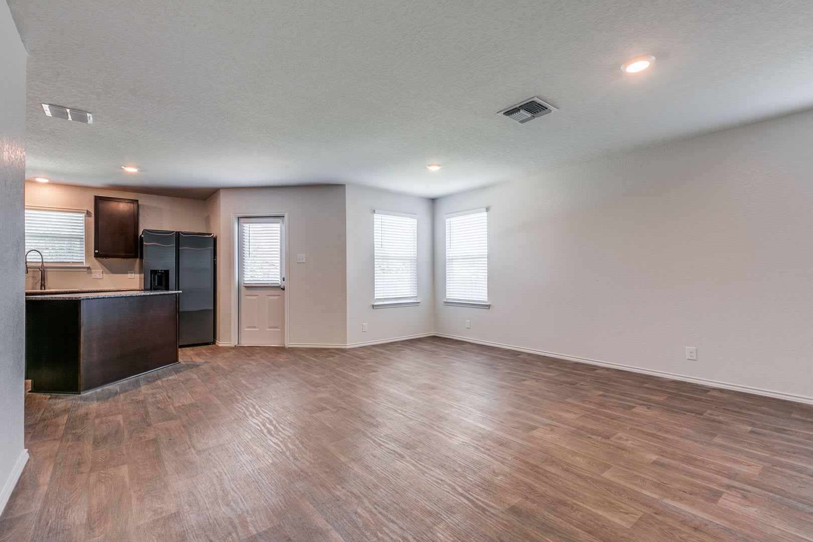 BEAUTIFUL 3-BEDROOM D.R. HORTON HOME IN REDBIRD RANCH – photo 5