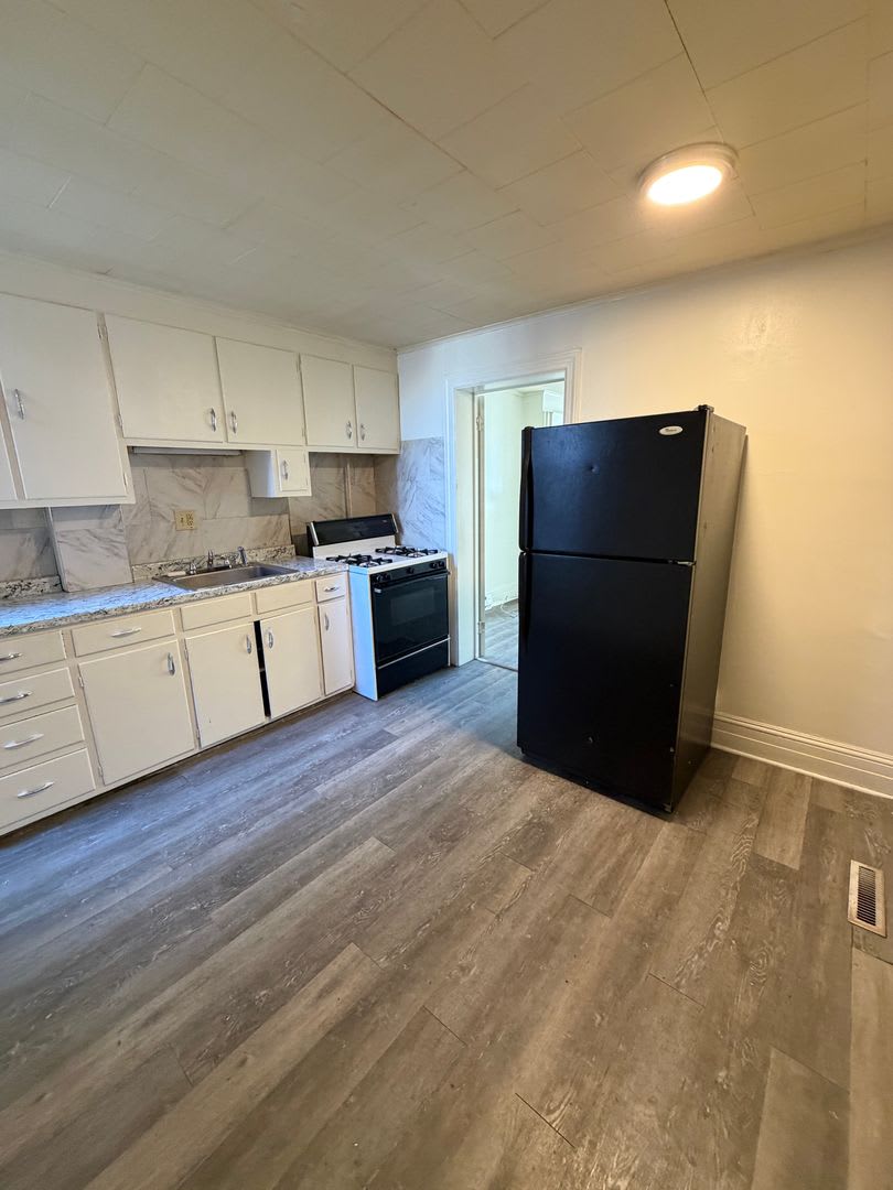 717 W Market St – photo 5