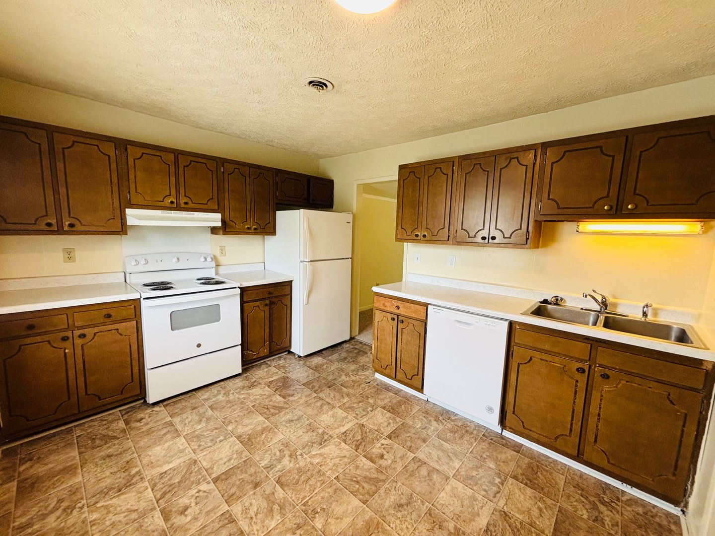 3 Bedroom 1.5 Bath Townhouse – photo 2