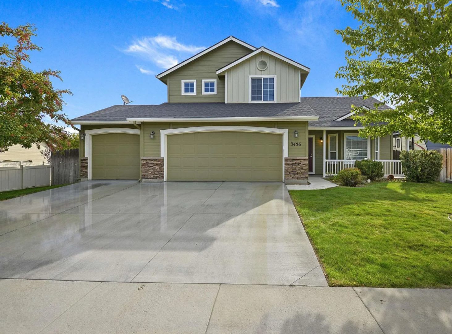Spacious 4 Bedroom Home With 3 Car Garage – photo 1