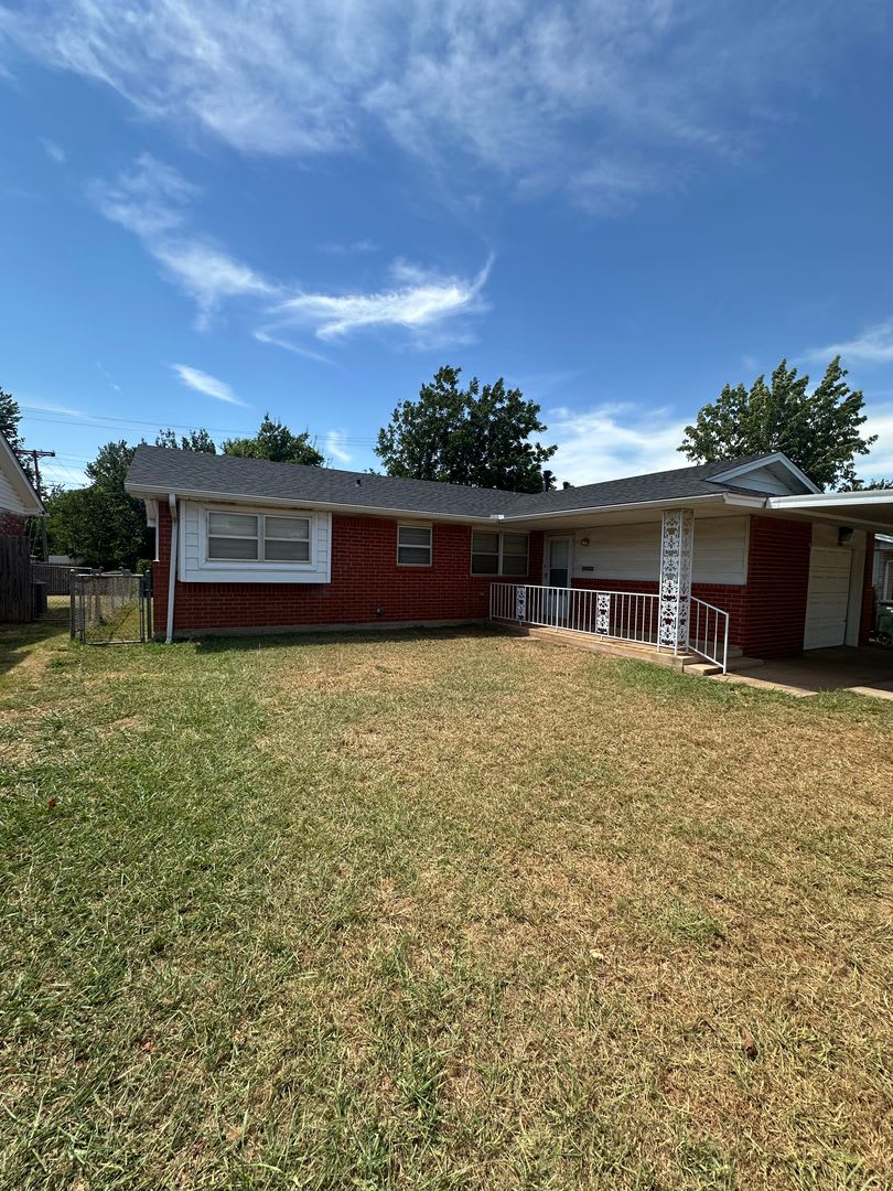 3 bed, 1 1/2 bath, 1 car garage – photo 3