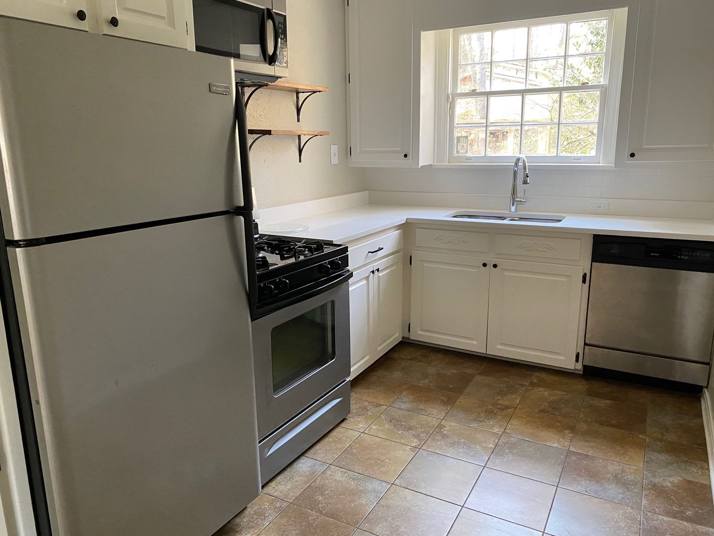Cute 2BR/2BA Bungalow in South Highlands – photo 4