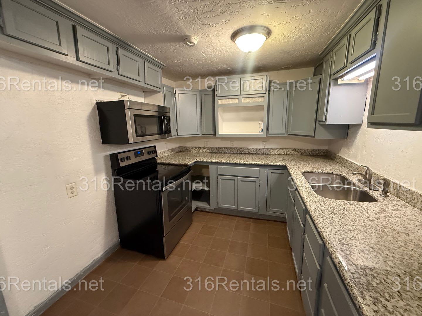 1200 3 Bedroom 1 Bathroom Haysville Single Family Home – photo 4