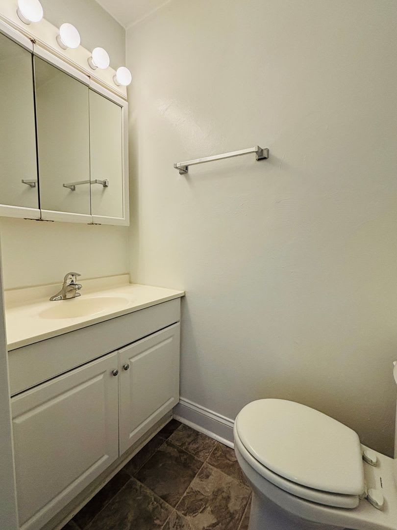 2 Bedroom, 1.5 Bath Townhouse – photo 3