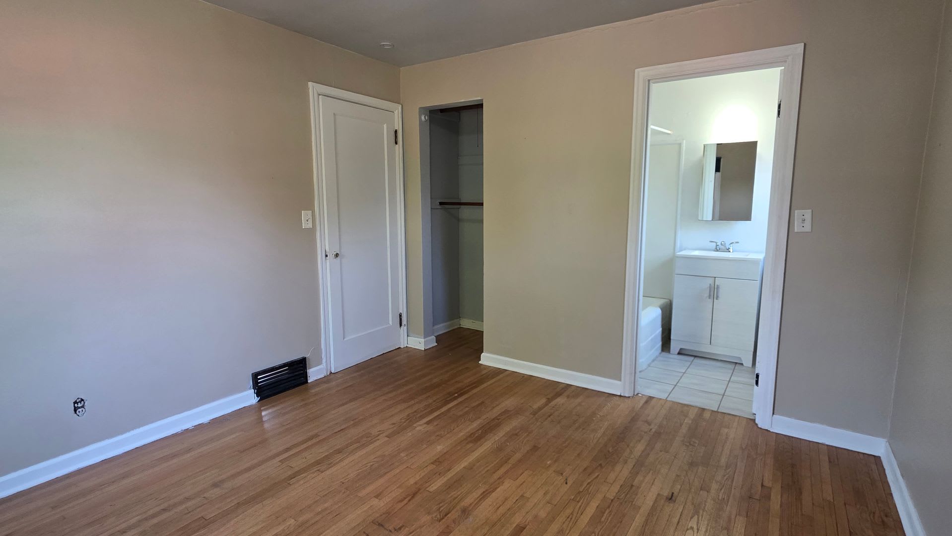 Charming Renton duplex – photo 5