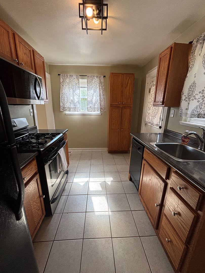 Rent Special 3 Bedroom Home In South Park – photo 4
