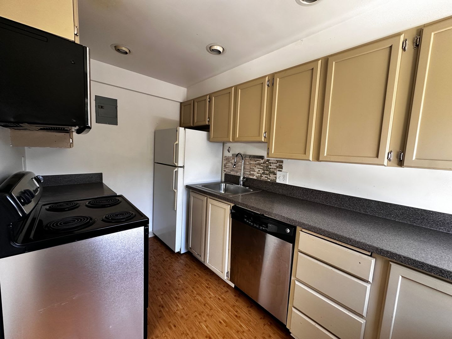 Cute and Cozy East Queen Anne Condo with 2 Bedrooms, 1 Bath and 1 Covered Parking Space – photo 3