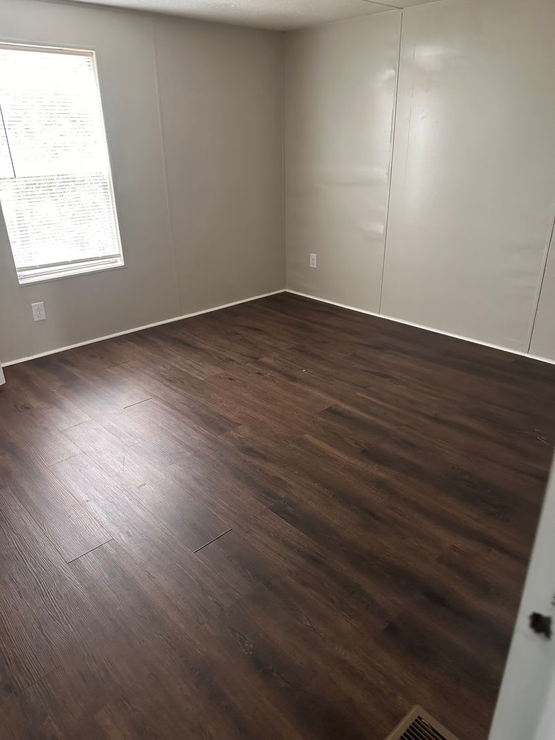 Spacious 2-Bedroom/ 2-Bath Mobile Home – photo 2