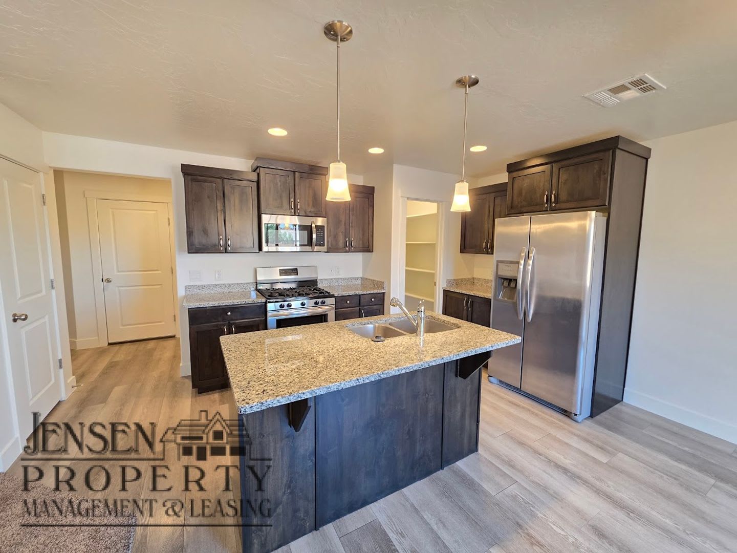 Town Home in Desert Bluffs- Pets Negotiable! – photo 5