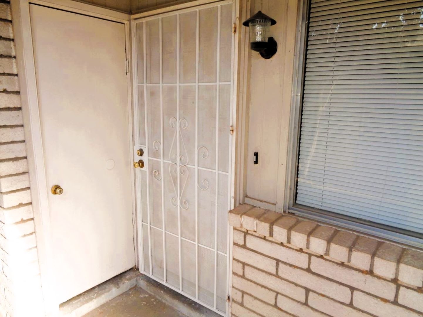 Adorable Single Level Eastside Duplex With Evaporative Air Located In Quiet Neighborhood – photo 1