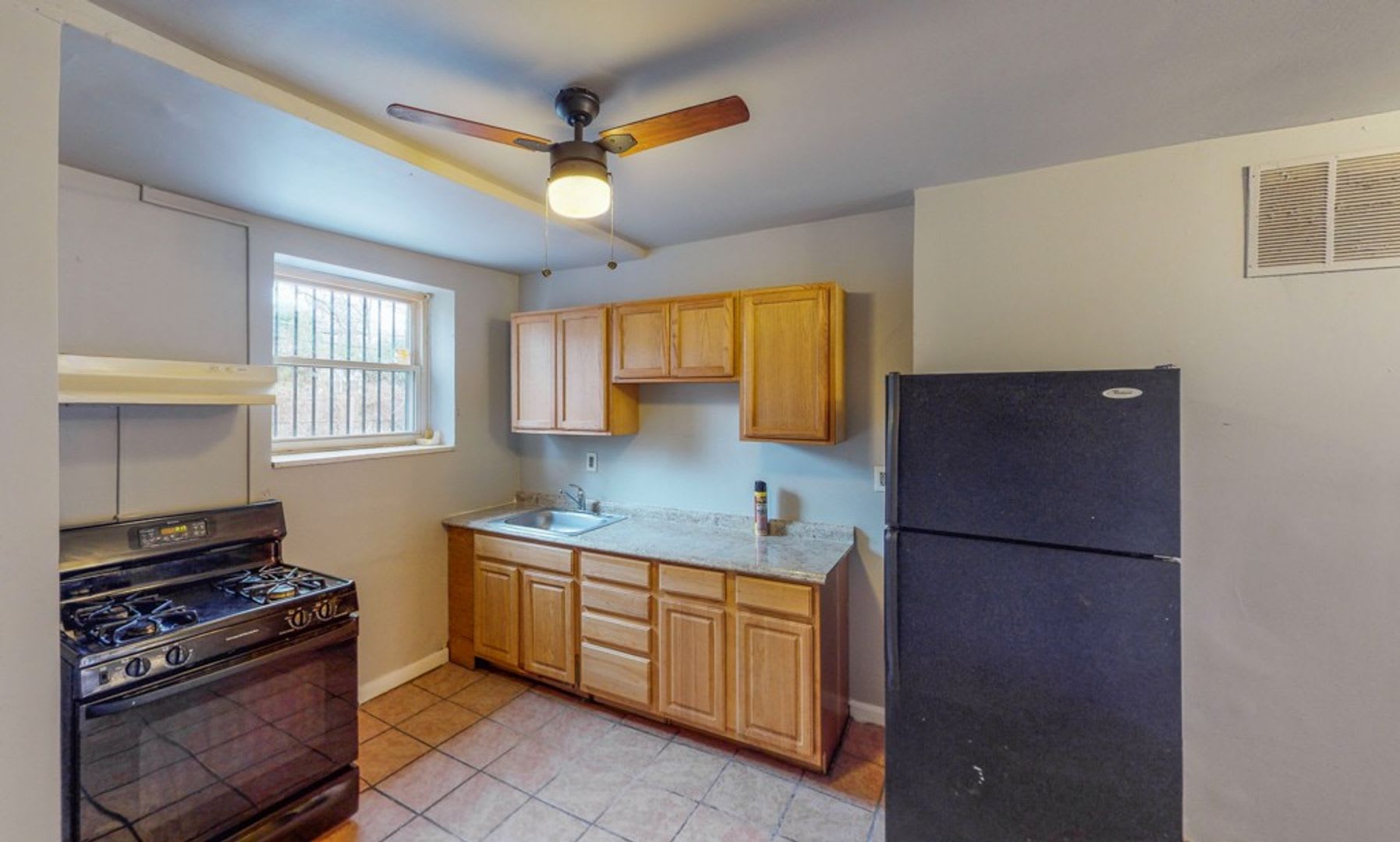 2425 Druid Hill Ave- 2 Bedroom Townhouse – photo 4