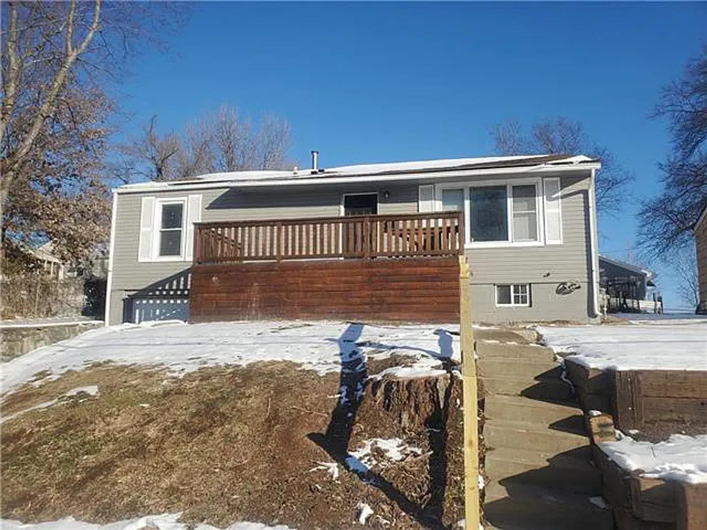 Cute Three Bedroom House Available Now – photo 1