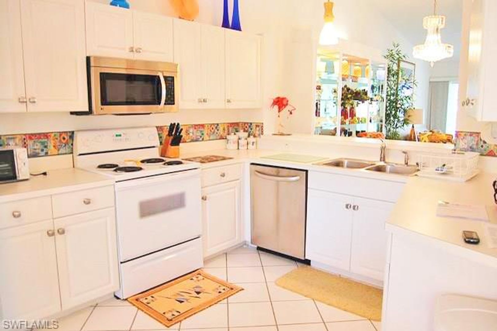 Bright and airy in beautiful gated community – photo 1