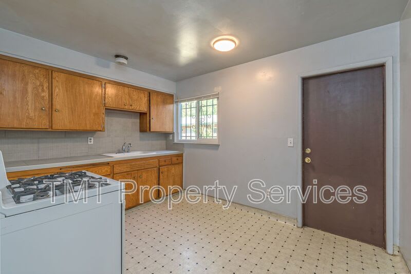 2431 33rd St. – photo 5