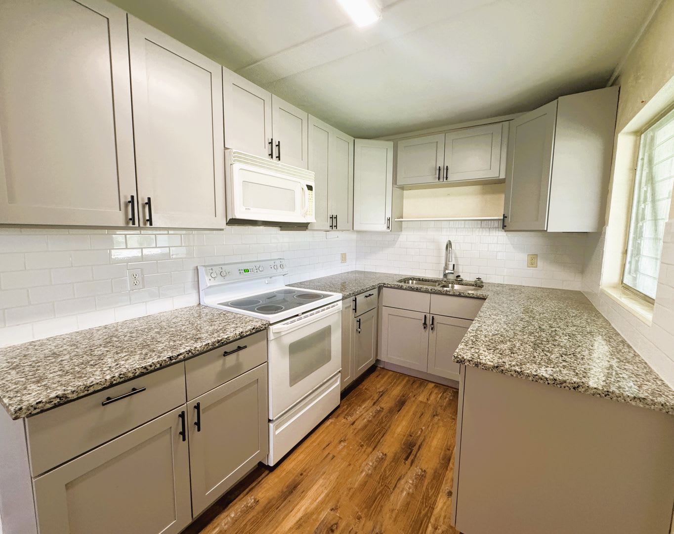 Cozy 3 Bedroom Home with Updated Kitchen and Spacious Yard in Port Charlotte – photo 4