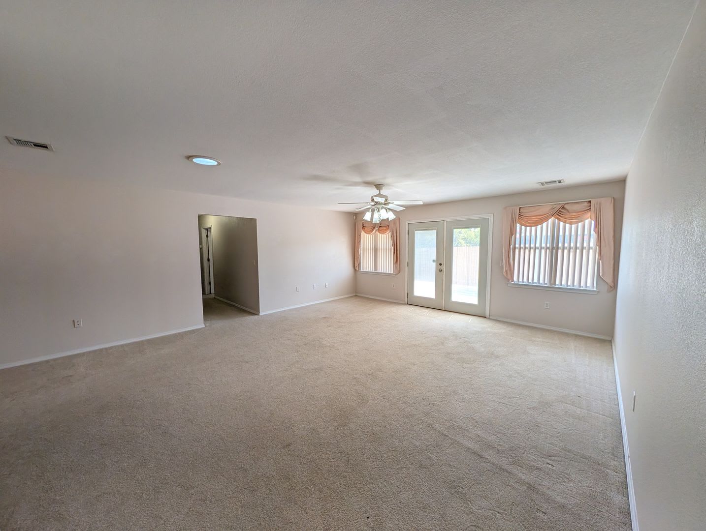 Spacious 3 Bedroom Duplex With Modern Comforts And Room To Roam – photo 3
