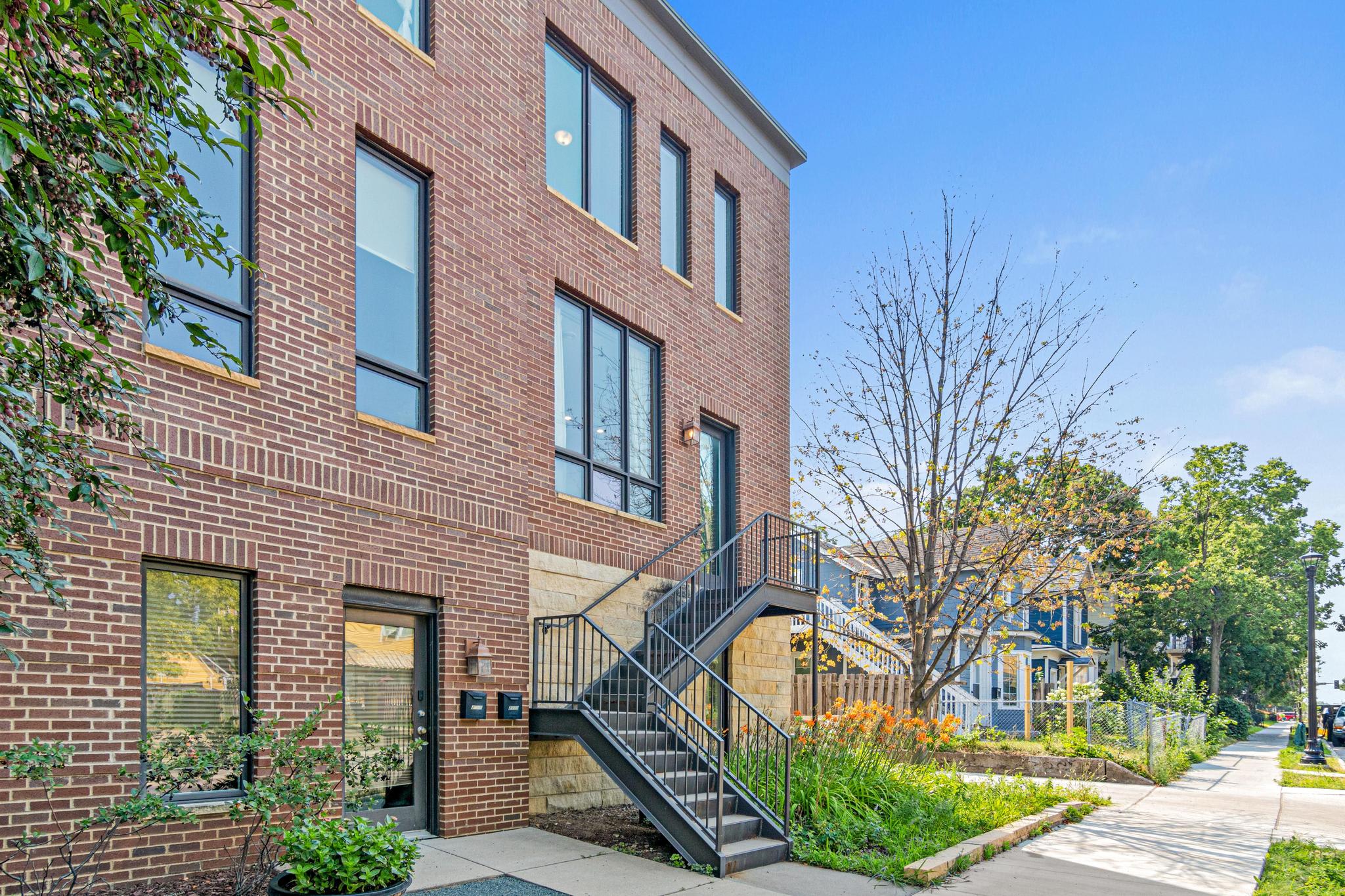 2711 1st Ave S – photo 1