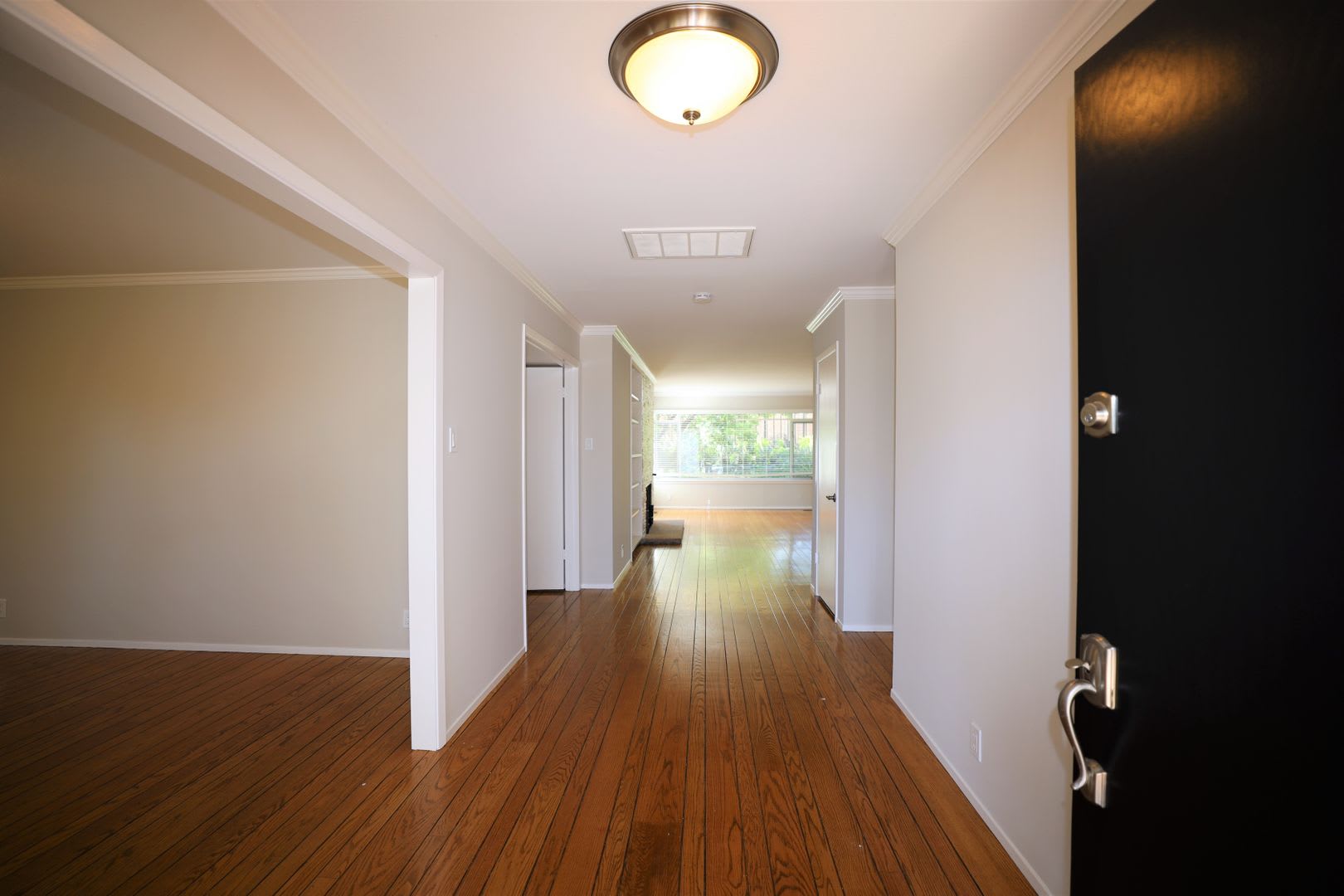 Spacious 4 bed/3 bath house near Downtown Burlingame available NOW! – photo 3