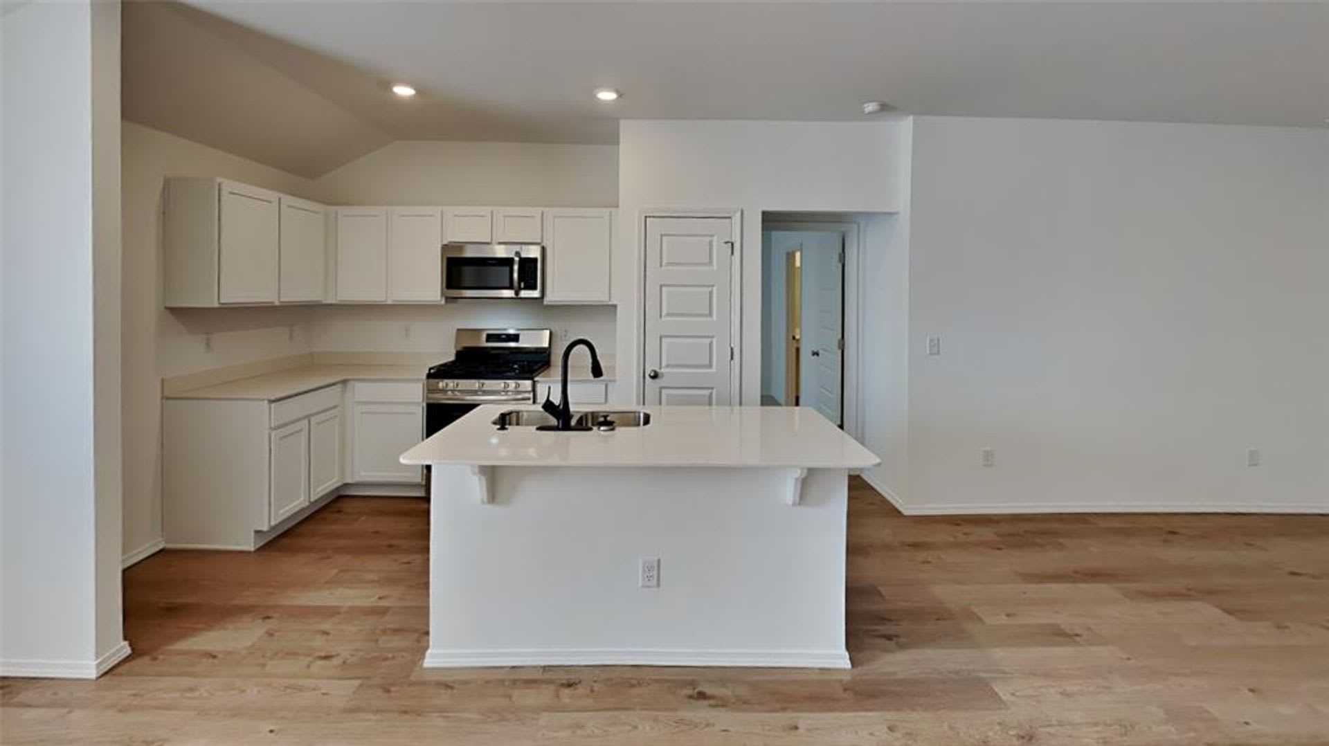 Brand New Luxurious And Spacious 3 Bedroom 2 Bathroom Yukon Public Schools – photo 5