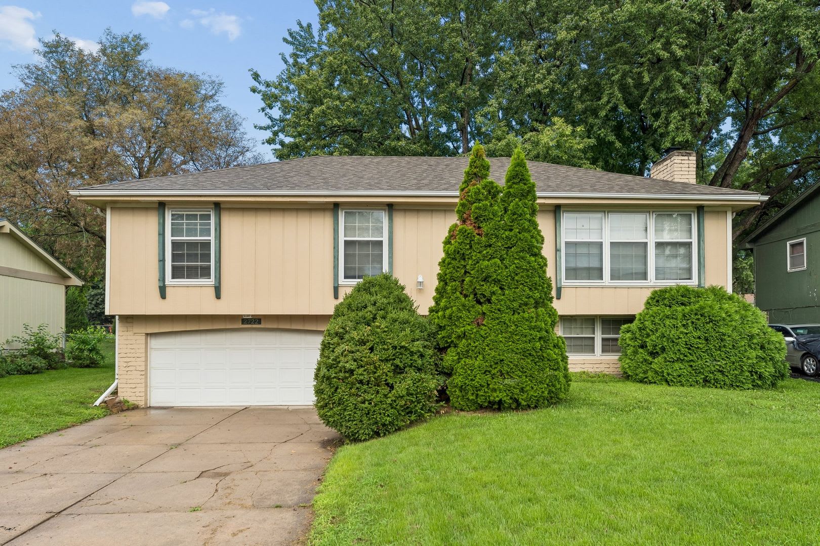 Fantastic Central Omaha 3-bed, 2.5-bath Home – photo 1