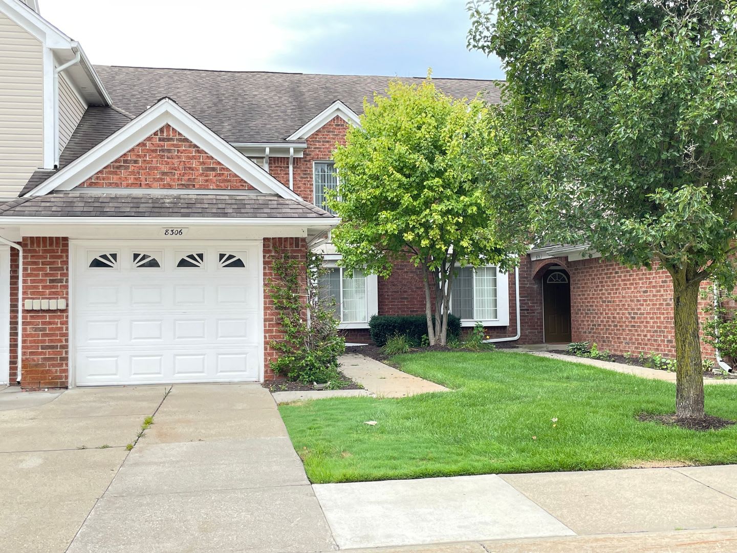 2-Bedroom, 2-Bath with Att. Garage in Shelby Township – photo 2