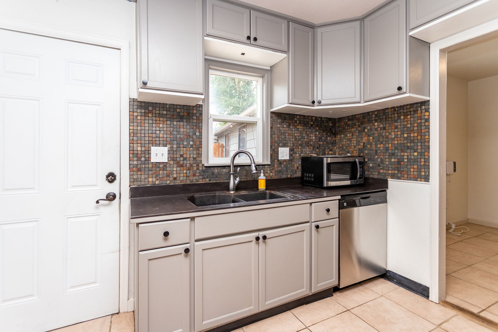 Spacious 4-Bedroom, 2-Bath Home!! – photo 2