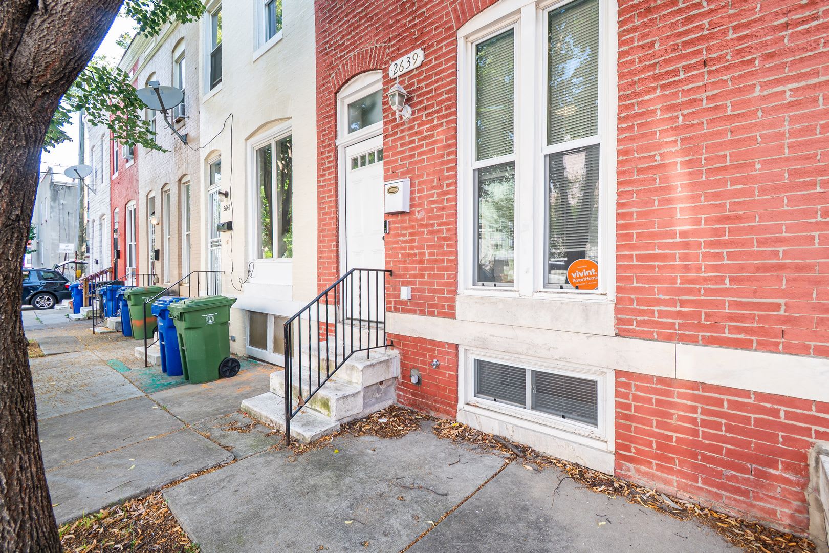 Updated 2-Bedroom Townhome with Flexible Den/Office, Central Air & Fenced Yard – photo 4