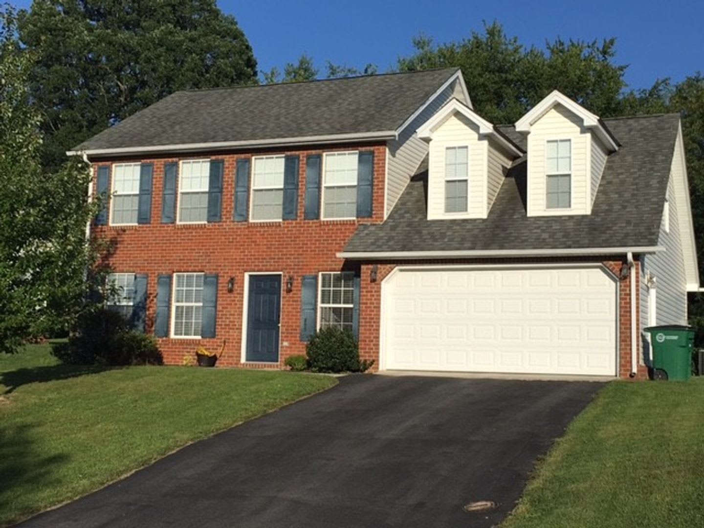 4 Bedroom 2.5 Half Bath House with 2 Car Garage – photo 1