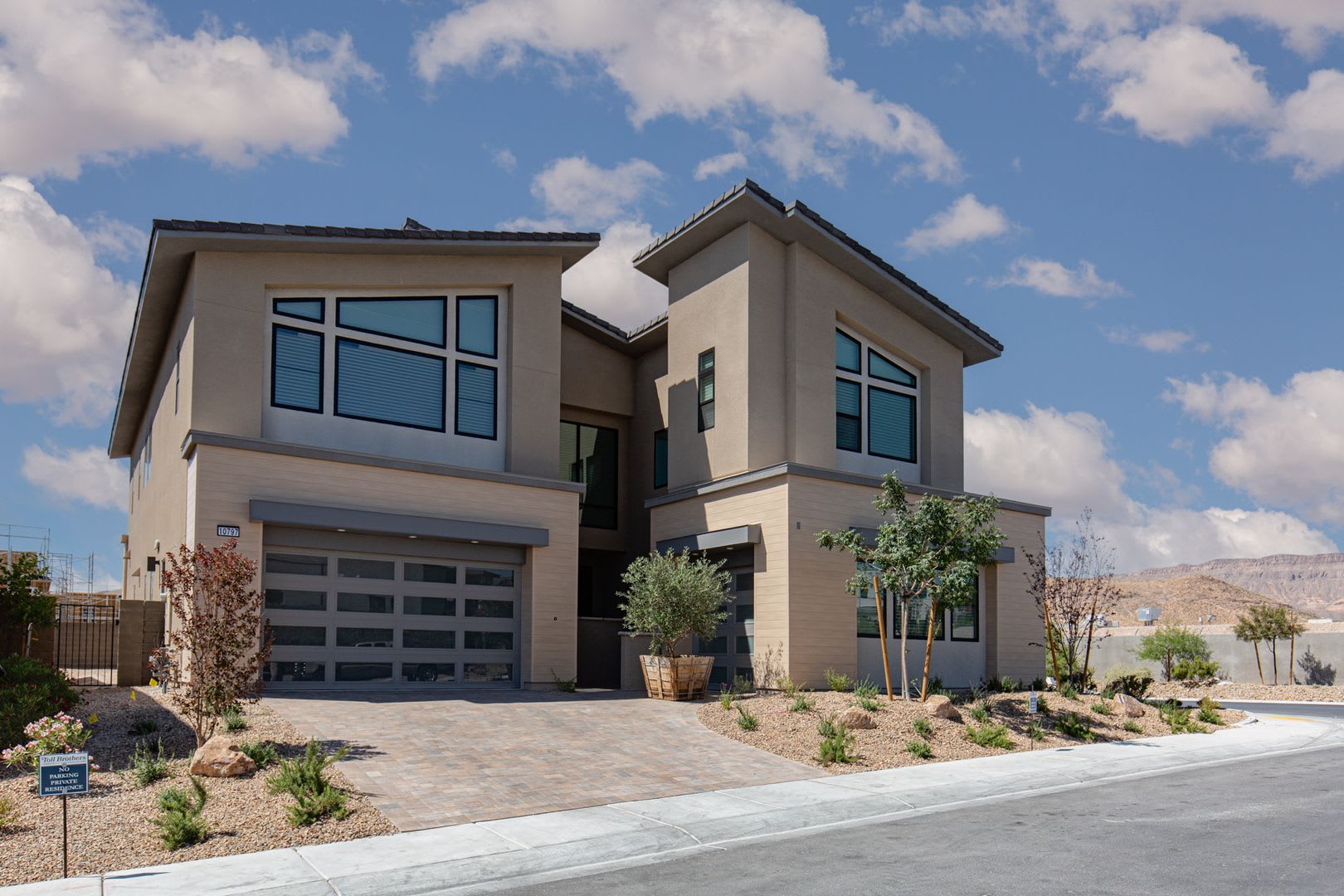 Stunning modern luxury home located in prestigious guard-gated Summerlin community of Ascension – photo 3