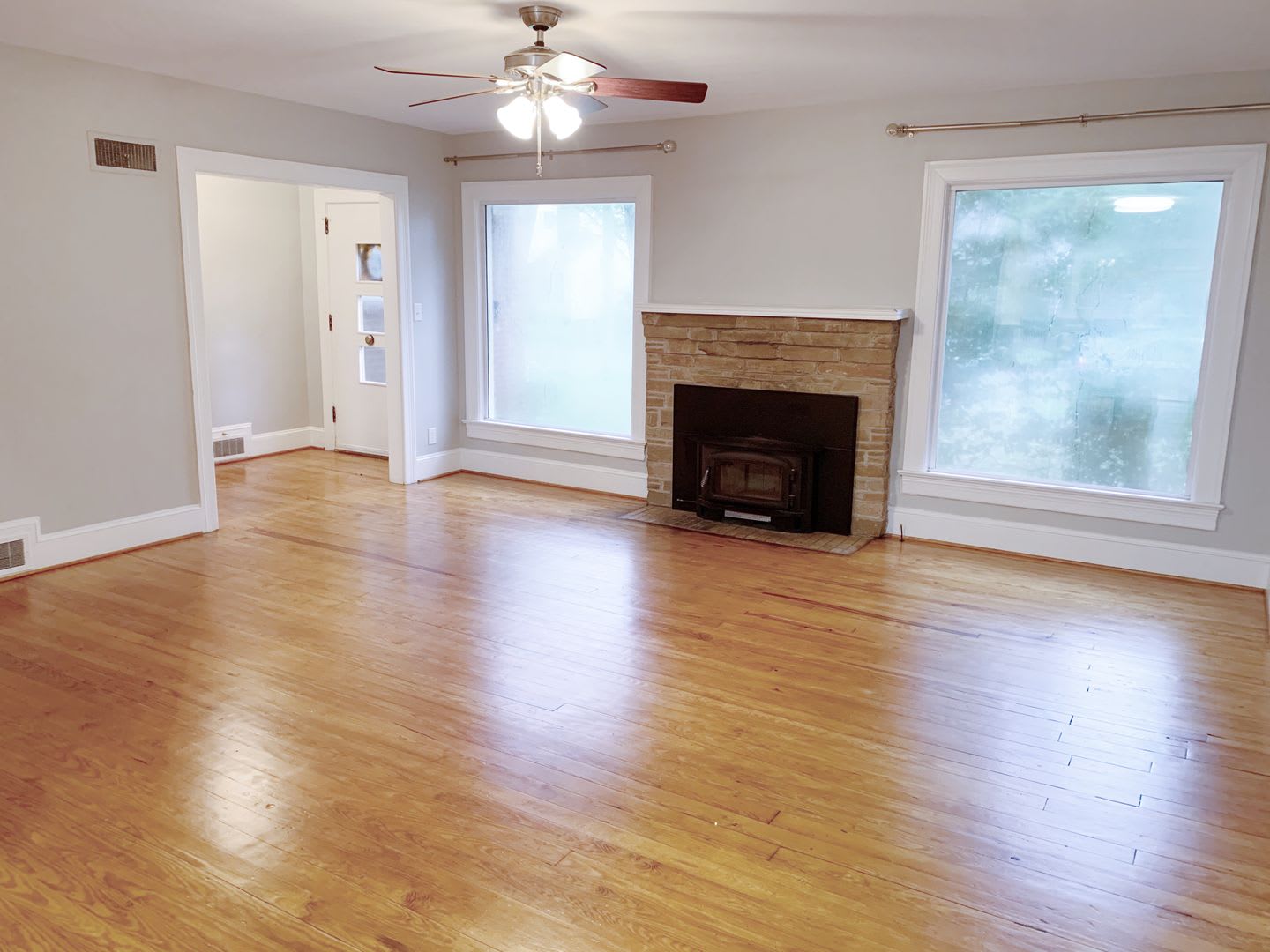 Great home for 4 or 3 people! Fenced in backyard! – photo 5